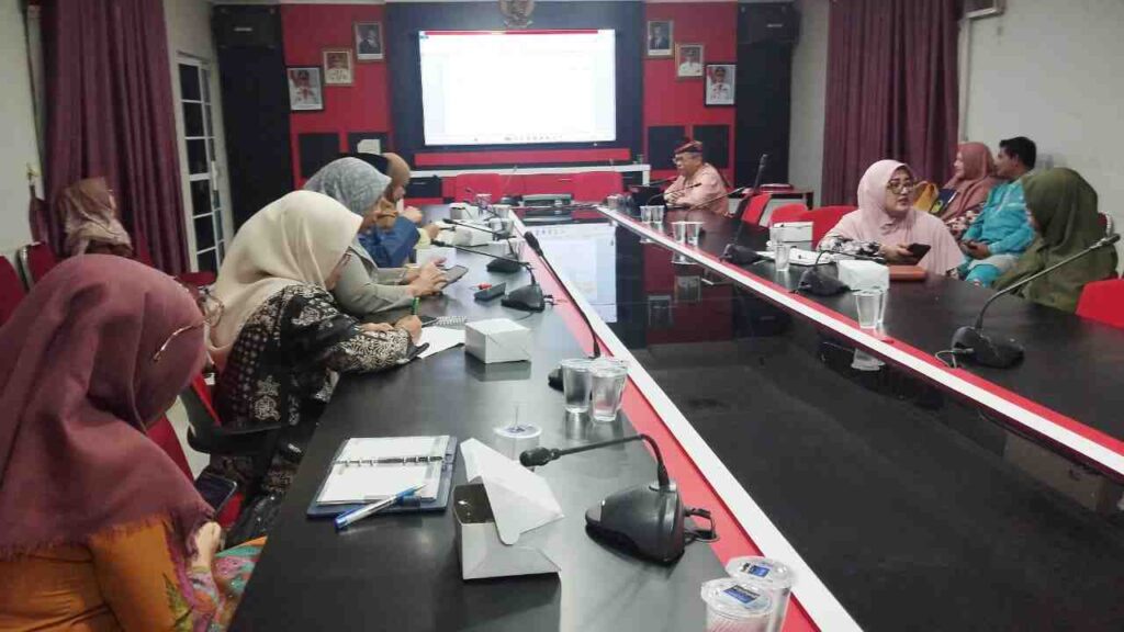 Suasana rapat Tim Gugus Tugas Pengembangan Kota Layak Anak (KLA) guna membahas Rancangan Peraturan Wali Kota tentang Rencana Aksi Daerah (RAD) Pengembangan Kota Layak Anak Tahun 2025–2029. Rapat berlangsung di Ruang Rapat Utama Bappelitbang Kota Tanjungpinang, Jumat (19/12/2025). (ft kominfotpi)