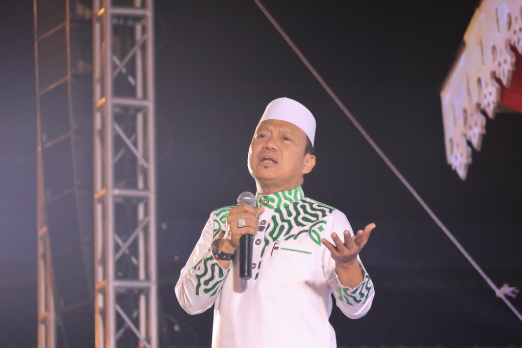 Ustadz Das'ad Latif. saat tampil di acara syukuran, tadi malam. (ft mcbintan)