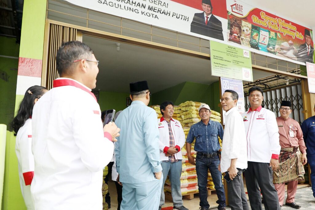 Wako Amsakar saat meninjau Koperasi Merah Putih di Sagulung, kemarin. (ft mcbatam)