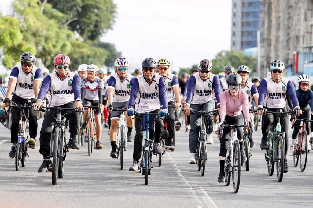 Wako Batam Amsakar Ahmad dan Wawako Li Claudia saat bersepeda, pagi tadi. (ft mcbatam)