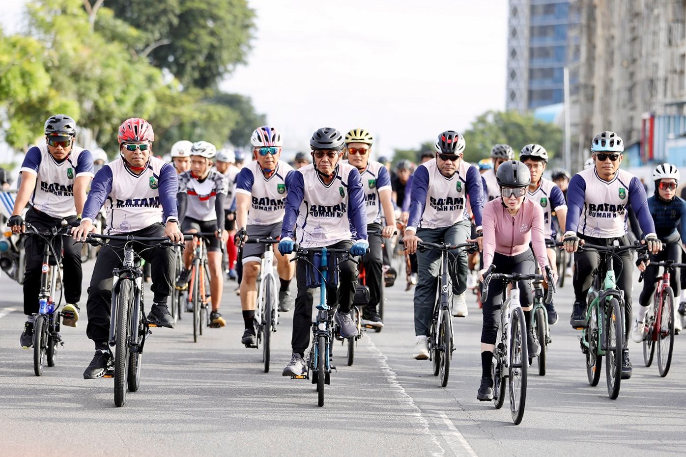 Wako Batam Amsakar Ahmad dan Wawako Li Claudia saat bersepeda, pagi tadi. (ft mcbatam)
