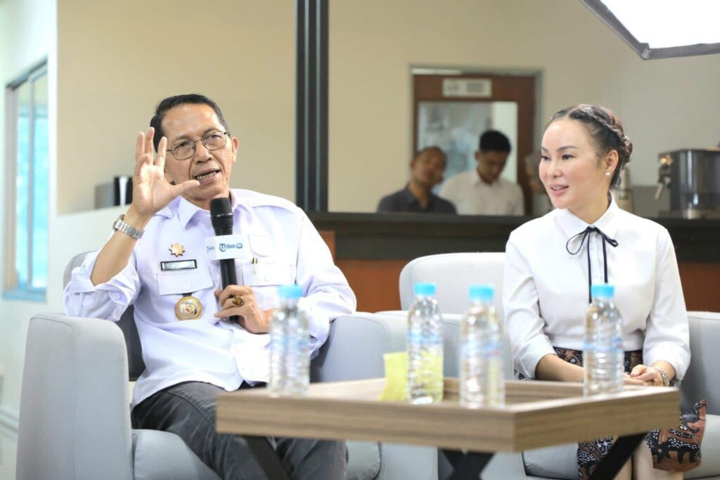 Wako Batam Amsakar Ahmad (kiri) didampingi Wawako Li Claudia dalam sebuah acara, belum lama ini. (ft mcbatam)
