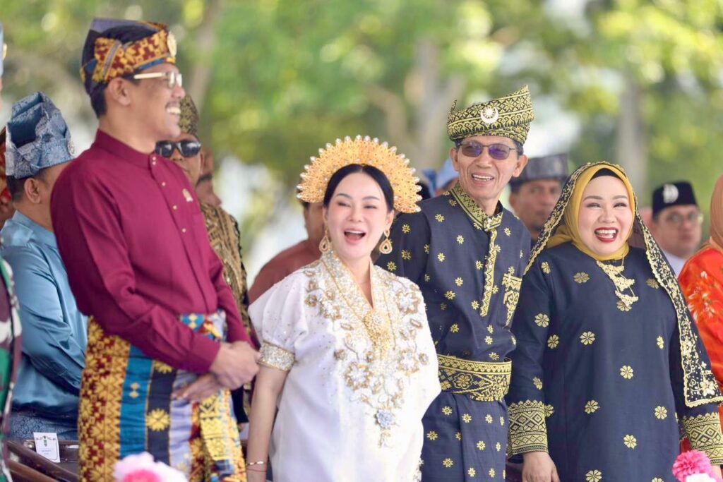 Wako Batam beserta istri dan Wawako Batam berpakain adat dalam acara peringatan HJB ke 197