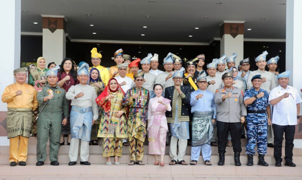 Wako dan Wawako Batam dan jajaran berfoto bersama usai Upacara Hari Jadi Kota Batam, pagi tadi. (ft restu)