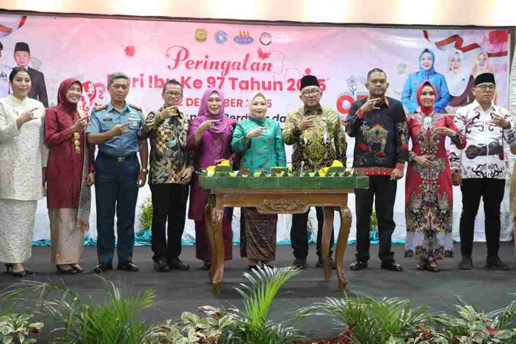 Walikota Lis Darmansyah saat menghadiri peringatan Hari Ibu ke-97, tadi malam,. (ft kominfotpi)