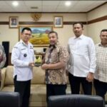 Bupati Aneng (kedua dariu kiri) saat bersama Deputi Bidang Infrastruktur Bappenas RI, Abdul Malik Sadat Idris (ketiga dari kiri) di Jakarta, kemarin. (ft kominfoanambas)