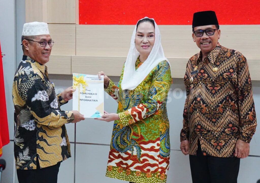 Bupati Cen Sui Lan didampingi Wabup Jarmin saat penyerahan DPA, pagi tadi. (Ft rusdiandika)