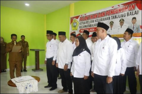 Lantik Ketua RT dan RW se-Kelurahan Tanjungbalai, Bupati Iskandarsyah: Anda Adalah Ujung Tombak Pelayanan Masyarakat