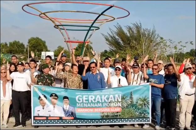 Perkuat Ekosistem Pesisir, Bupati dan Wakil Bupati Karimun Pimpin Gerakan Penanaman Pohon di Kawasan Pantai