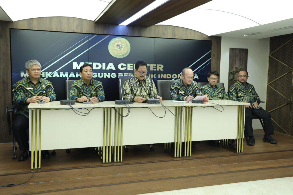 Juru Bicara MA Yanto dalam konferensi pers di Media Center MA, belum lama ini. (ft humasma)