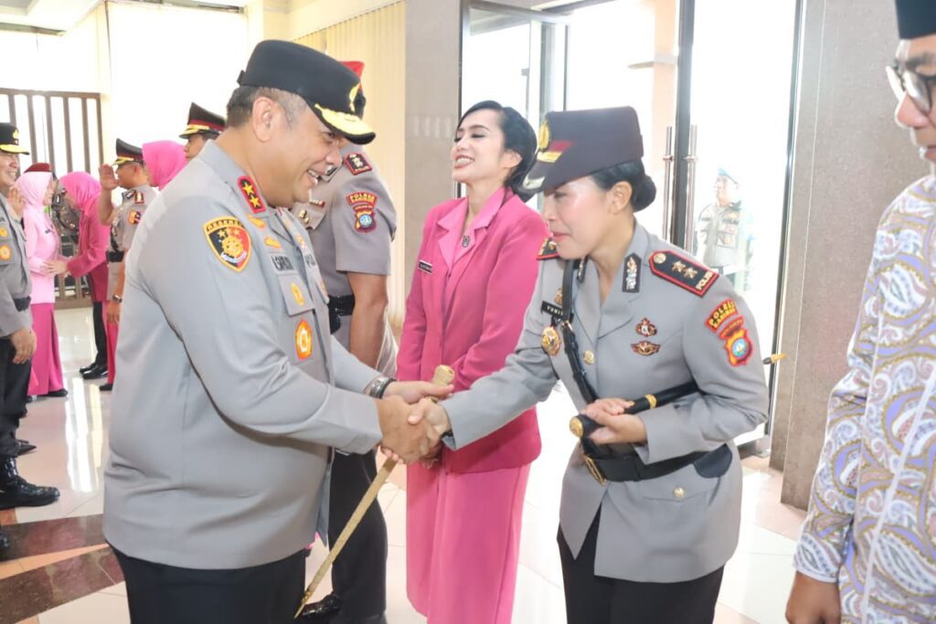 Kapolres Karimun saat di Mapolda Kepulauan Riau dan disalami Kapolda Kepri Irjen Pol. Asep Safrudin, S.I.K., M.H, kemarin. (ft humaspolreskarimun)