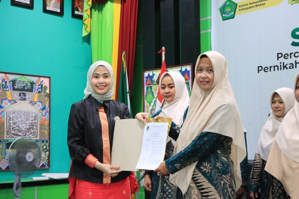 Ketua PKK Bintan Hafizha sebelum acara seminar tentang stunting di HAB Kemenag Bintan, kemarin. (ft mcbintan)