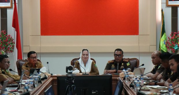 Pemkab Natuna saat menggelar audiensi terkait pengelolaan pertambangan Mineral Bukan Logam dan Batuan (MBLB) di Kabupaten Natuna di Ruang Rapat Kantor Bupati Natuna, siang tadi. (ft aldi)