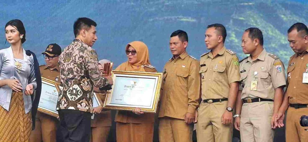 Penghargaan diberikan Wamen Kemendagri kepada Kelurahan Bukit Cermin, kemarin. (ft kominfotpi)