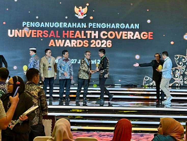 Perwakilan Pemkab Lingga saat meaih UHC Award 2026 Kategori Madya. tadi malam. (ft dinkeslingga)