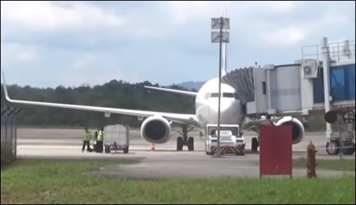 Pesawat Maskapai Garuda Indonesia saat di Bandara RHF Tanjungpinang, beberapa waktu lalu. (ft fuji)