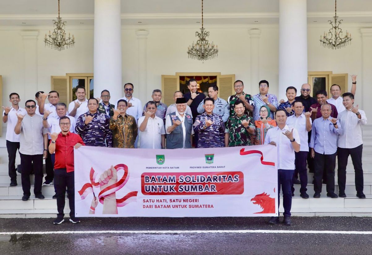 Sekdako Batam Firmansyah saat menyerahkan bantuan melalui Gubernur Sumbar, siang tadi. (ft mcbatam)