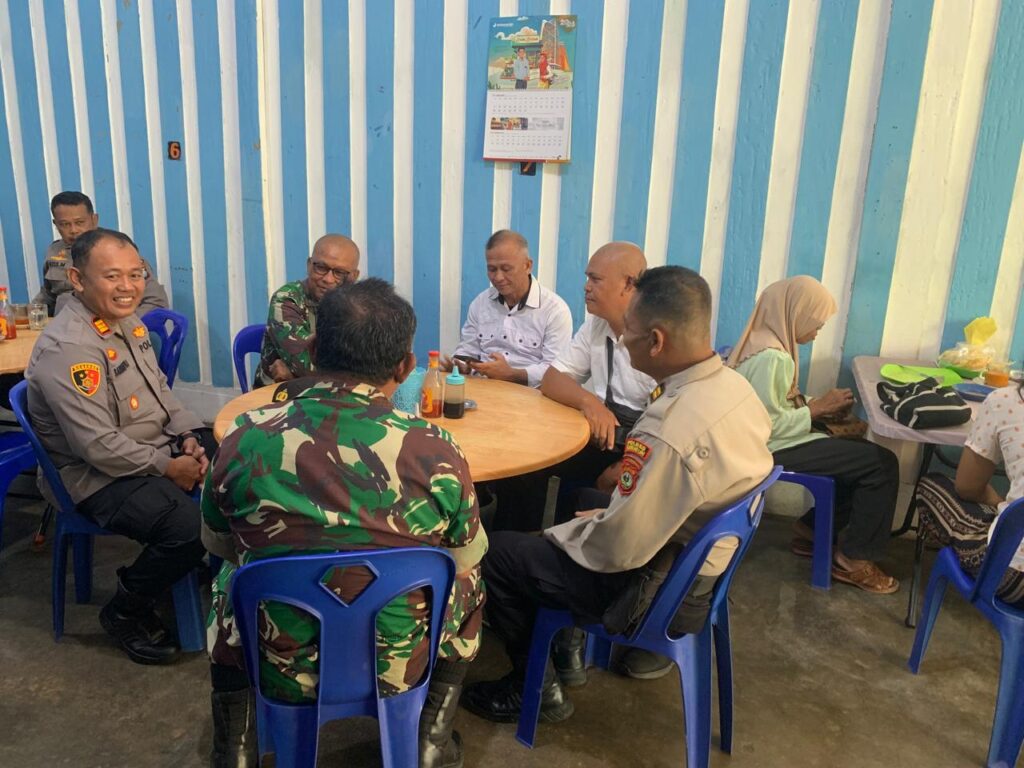 Silaturahmi hangat antara Kapolsek Kundur AKP Sarianto SH bersama Koramil 03 Kundur Kapten Cpl E.S.Nasution, kemarin. (ft polsekkundur)