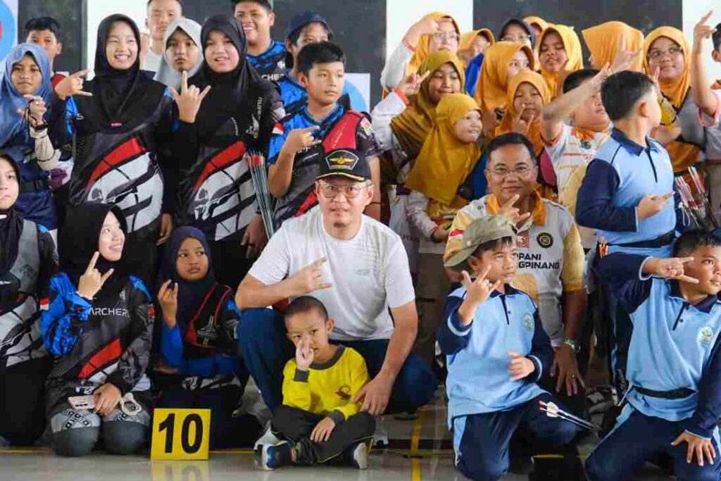 Ssekda Zulhidayat berfoto bersama atlet dan pelatih usai membuka resmi Wakilota Archery Champion 2006, pagi tadi, (ft kominfotpi)