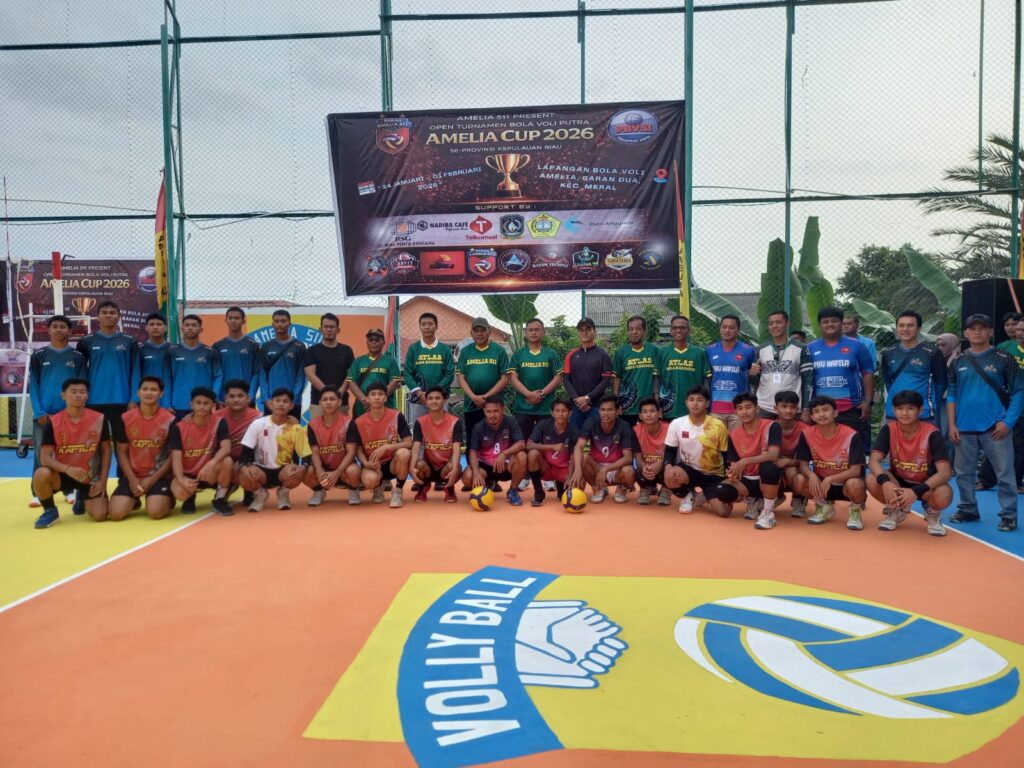 Wabup Karimun berfoto bersama panitia Turnamen Voli Amelia Cup 2026, kemarin. (ft enol)