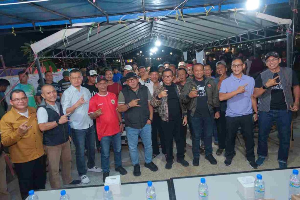 Walikota Lis Darmansyah saat menghadiri pembukaan turnamen domino Walikota Cup, tadi malam. (ft komimfotpi)