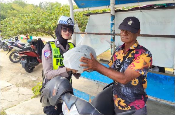 Sentuhan Humanis Operasi Keselamatan Seligi 2026, Satlantas Polres Karimun Bagi-Bagi Helm SNI ke Tukang Ojek