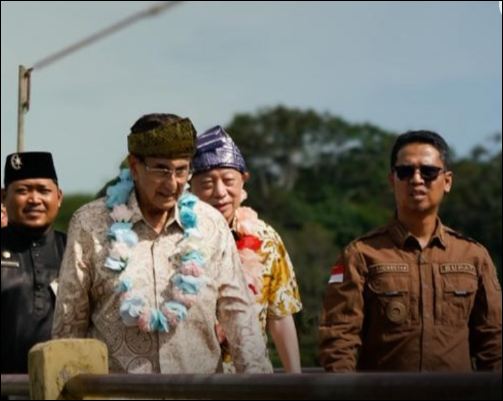 Bupati Iskandarsyah (kanan) saat mendampingi investor dari China ke Kecamatan Belat, pagi tadi, (ft kominfokarimun)