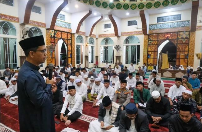 Pererat Silaturahmi, Bupati Iskandarsyah Safari Subuh dan Ziarah Agama di Masjid Nurul Huda Sungai Raya