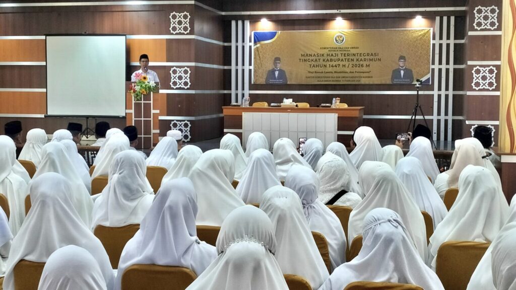 Bupati Iskandarsyah saat sambutan acara manasik haji di-Masjid Agung kemarin. (ft ery)