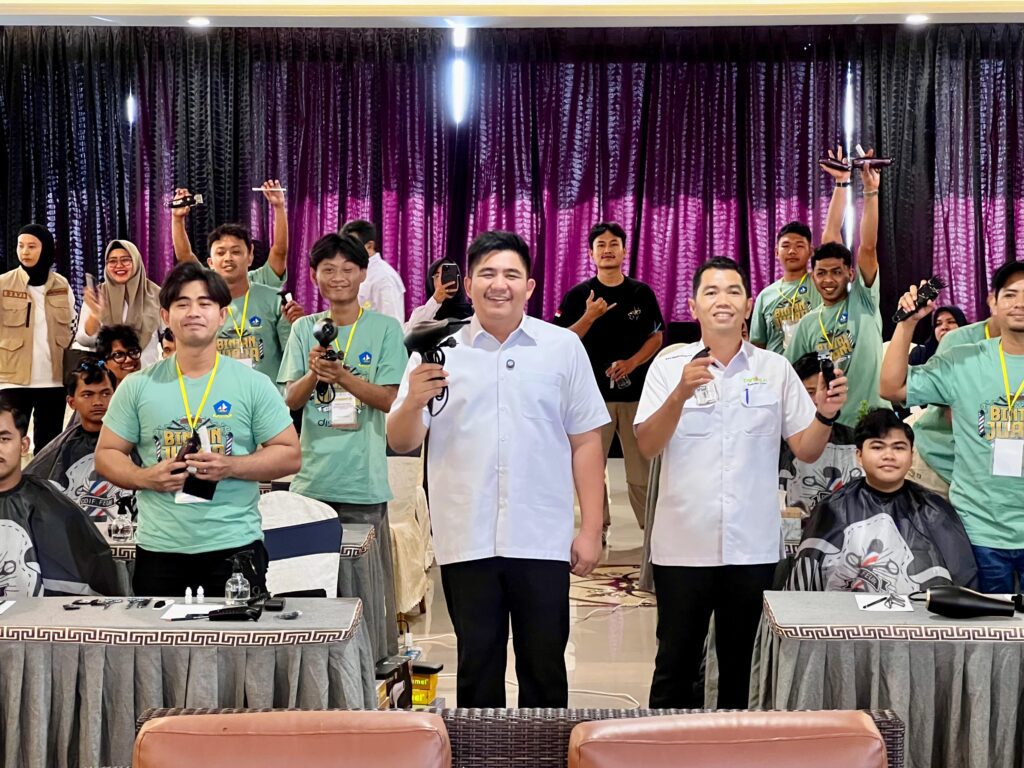 Bupati Roby berfoto bersama peserta saat membukan pelatihan kewirausahaan, kemarin. (ft mcbintan)