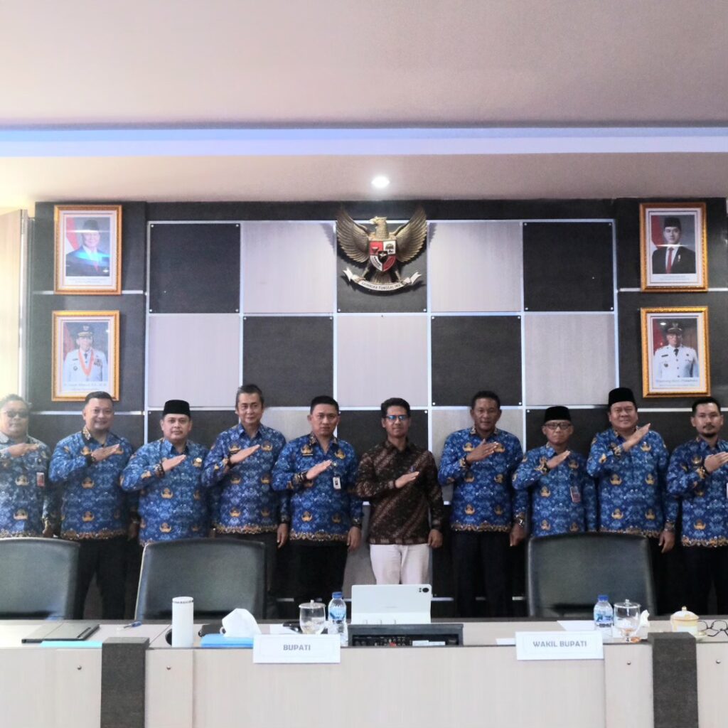 Bupati dan jajarannya berfoto bersama sebelum rapat dengan lintas OPD,. kemarin. (Ft prokopim)