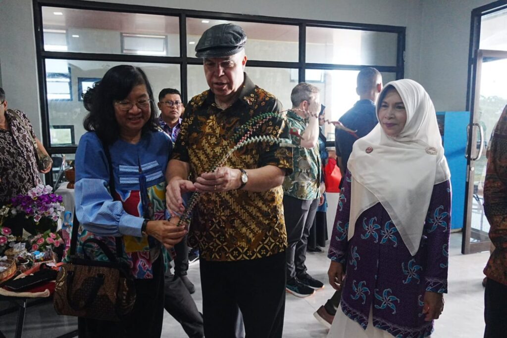 Dubes AS saat ke Natuna yang menyempatkan melihat UMKM di Natuna, pagi tadi. (ft kominfonatuna)