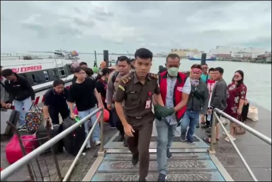 Eks Kades Sanglar saat digiring petugas Cabjari Moro, pagi tadi. (ft cabjarimoro)