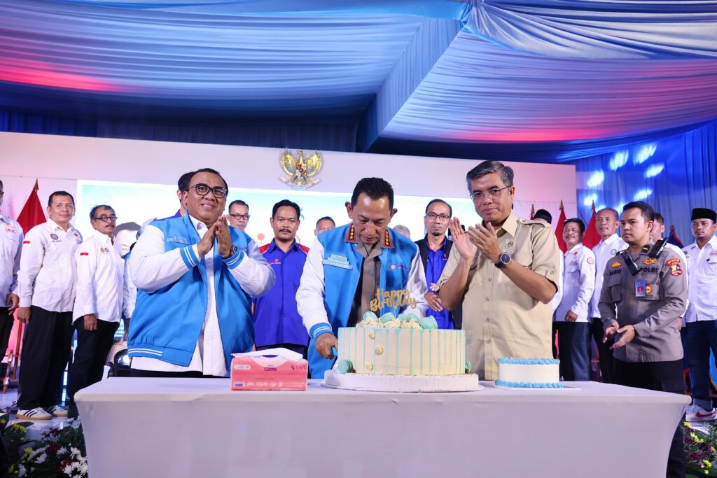 Menaker dan Kapolrsi saat menghadiiri tasyakuran hari pekerja indonesia di Purwakarta, kemarin,. (ft humaskemenaker)