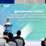 Wali Kota Batam, Amsakar Achmad, menyampaikan sambutan saat groundbreaking ceremony pembangunan Pipa Gas WNTS menuju Pulau Pemping, Kecamatan Belakangpadang, Selasa (10/2/2026). Dok. Humas Diskominfo Batam