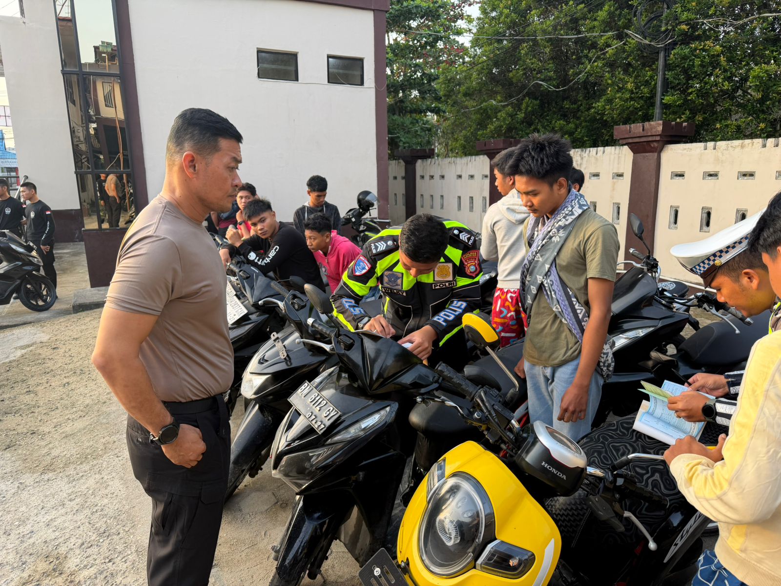 Polres Inhil Amankan 14 Sepeda Motor Pelaku Balap Liar di Jalan Telaga Biru Parit 8