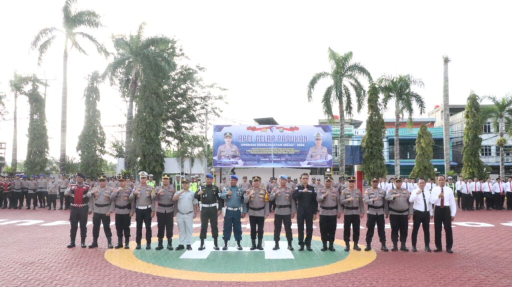 Jajaran Polres Karimun beserta TNI dan instansi lainnya berfoto bersama usai apel keselamatan Seligi 2026, kemarin. (ft msaimi)