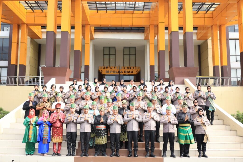 Jajaran polisi di Mapolda Riau saat acara penggunaan tanjak dan selempang bagi seluruh personel dalam sebuah apel yang digelar di halaman Mapolda Riau, Jalan Pattimura, pagi tadi, (ft humaspoldariau)