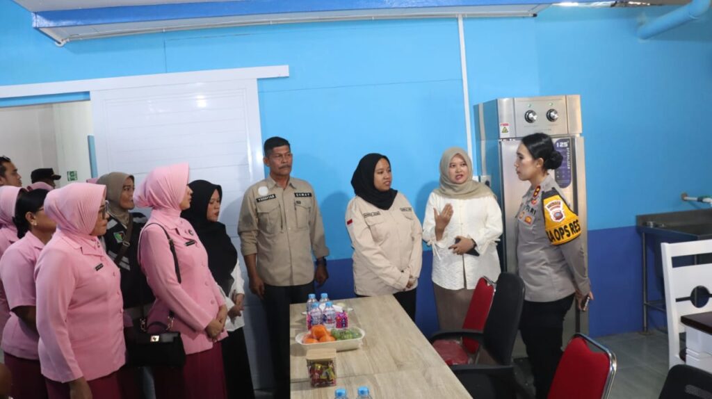 Kapolres Karimun saat meninjau Dapur SPPG Polri di Kundur Barat, pagi tadi. (ft msaimi)