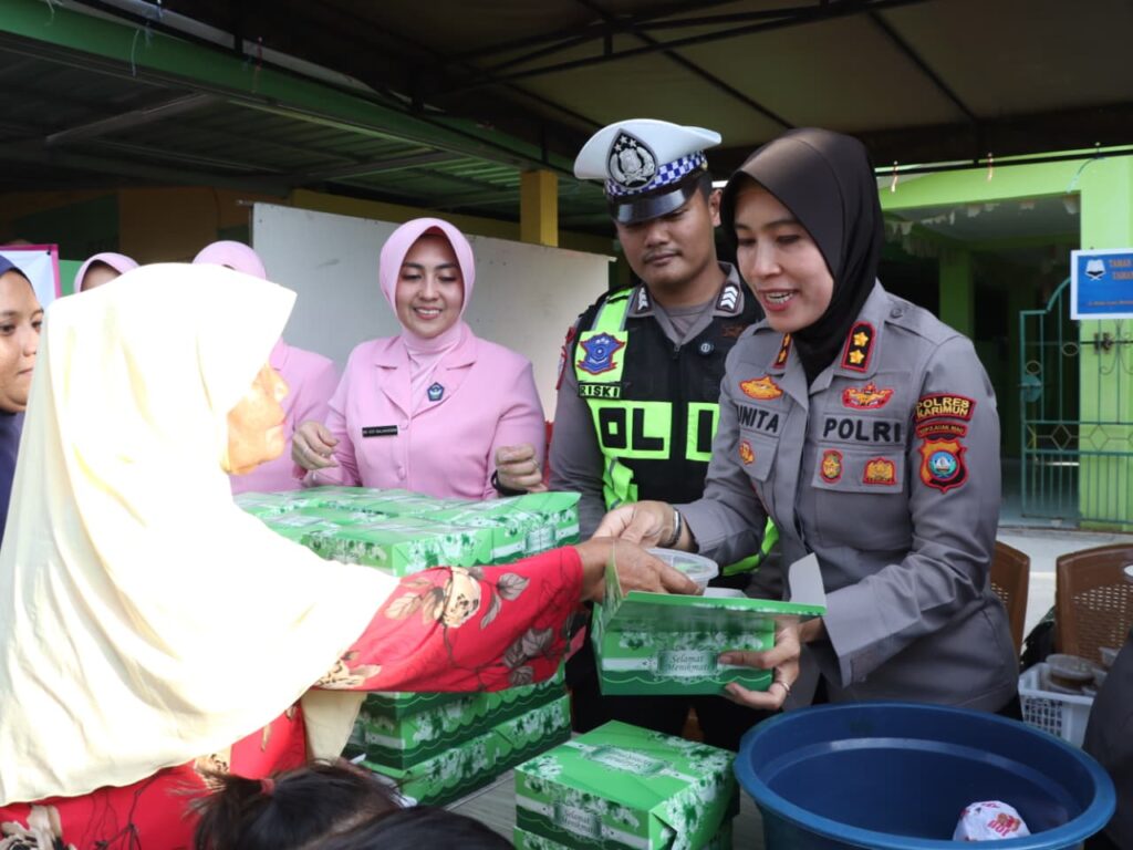 Kapolres saat membagikan takjil ke warga Kuda Laut, sore kemarin. (ft msaimi)