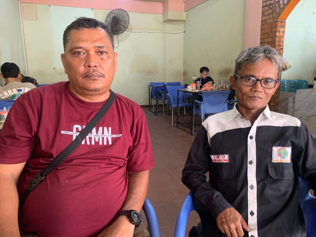 Ketua IWO Karimun, Rusdianto (kanan) didampingi Bendahara IWO, Maszan Sianturi (kiri) saat memberikan keterangan ke sejumlah wartawan, siang tadi. (ft msaimi)