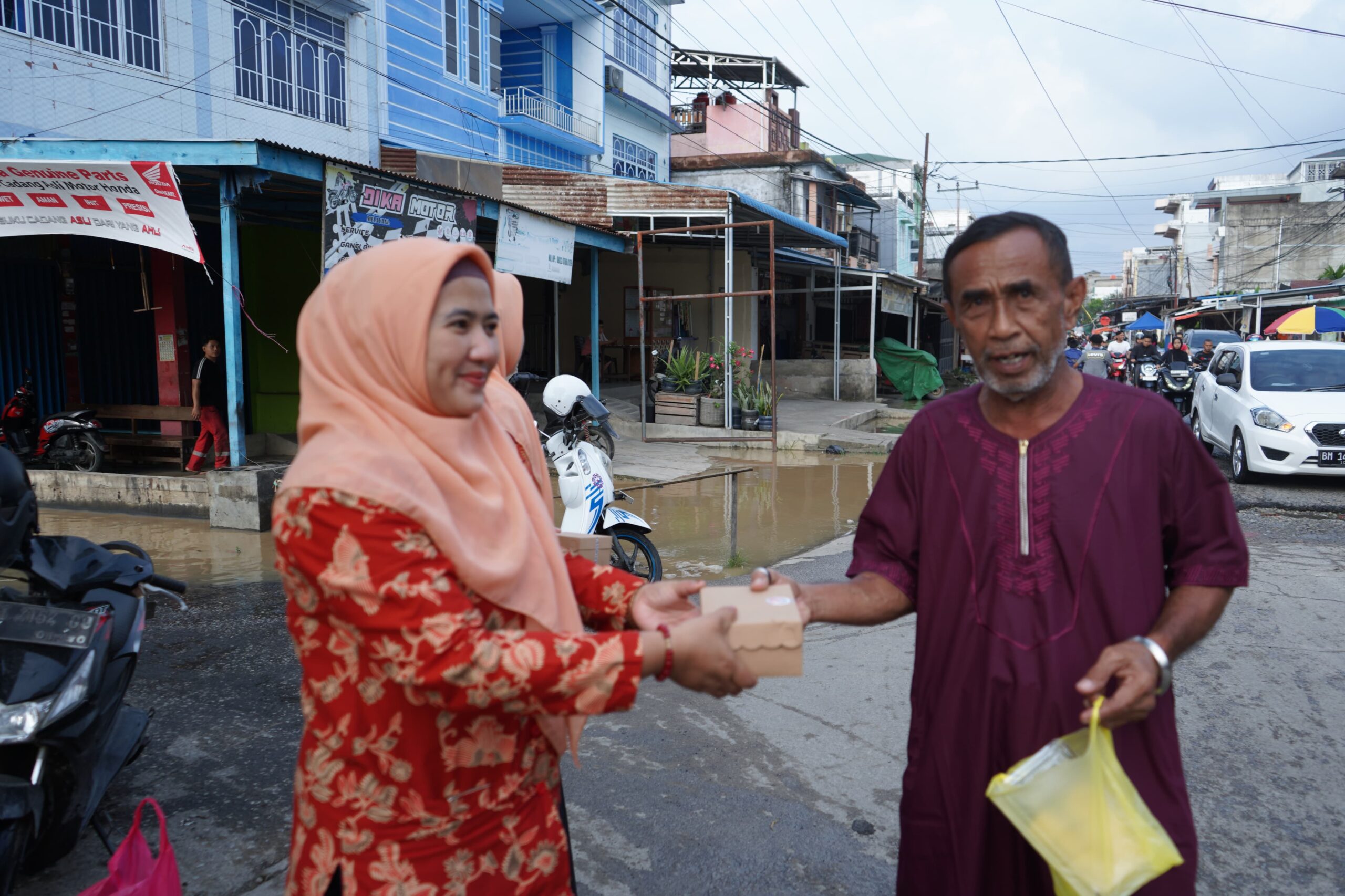 Ketua TP-PKK Inhil Katerina Susanti Herman bersama pengurus lainnya berbagi Takjil di HKG PKK ke-54 Tahun di Inhil, kemarin sore. (ft muhamad)