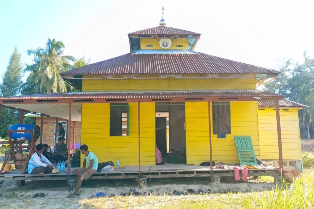Mushola Al-Ikhlas yang berdiri di Pulau Kojong Desa Penaah Senayang Lingga yang dijadikan pusat keagamanan di wilayah 3T tersebut, kemarin. (ft wandy)