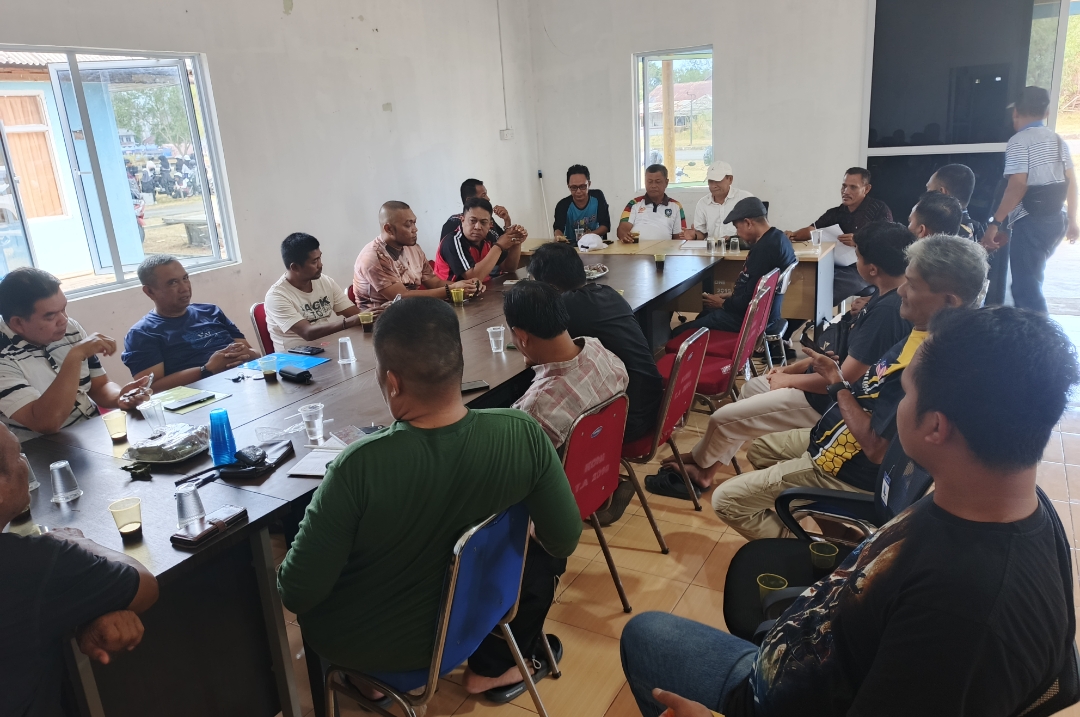 Pengurus KONI Lingga saat rapat anggaran pembinaan atlet, kemarin. (ft wandi)