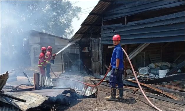 Gudang Material Perumahan di Alur Jongkong Karimun Terbakar, Api Nyaris Merambat ke Permukiman