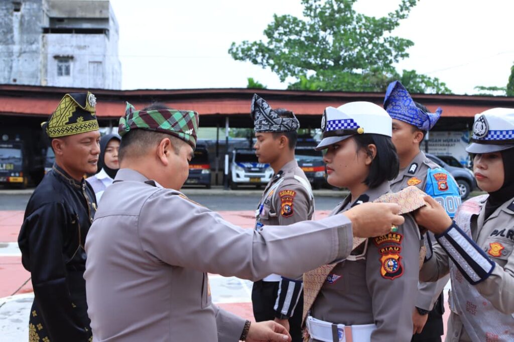 Polres Inhil saat melaksanakan Apel Launching Penggunaan Tanjak bagi Polki dan Selempang bagi Polwan, di lapangan apel Mapolres Inhil, Jalan Gajah Mada, Kecamatan Tembilahan, pagi tadi. (ft muhamad)