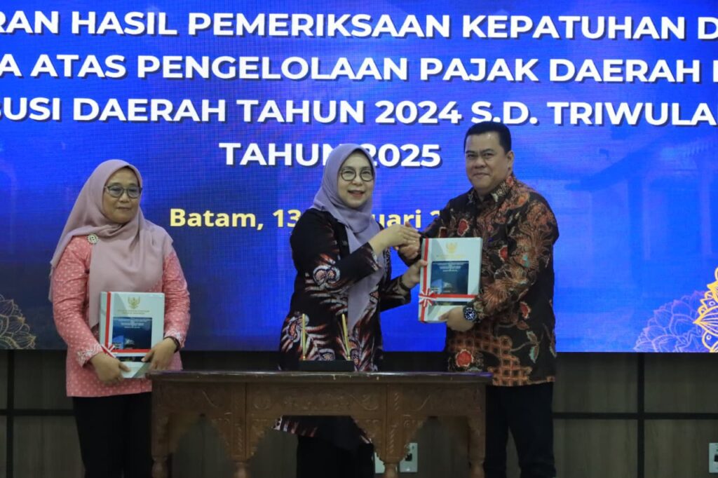 Sekdakab Bintan Ronny Kartika saat menerima langsung penyampaian LHP Kinerja atas efektivitas PAD dan Retribusi Daerah pada Pemkab Bintan, pagi tadi, (ft mcbintan)