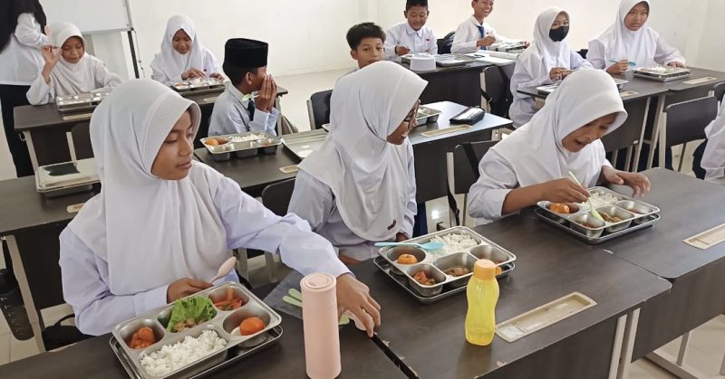 Siswa SMA 2 Lingga saat menyantap MBG, pagi tadi. (ft wandy)