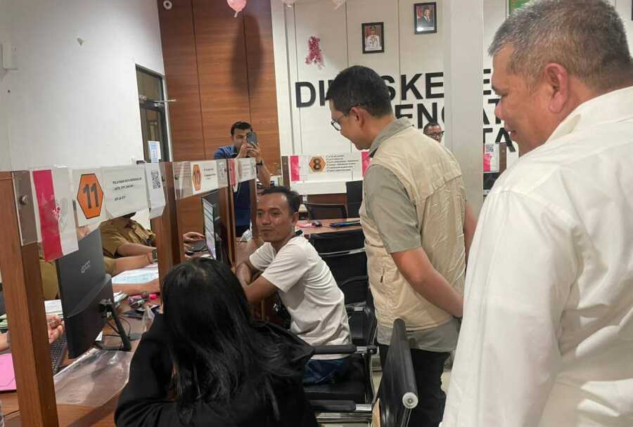 Suasana pelayanan di Disdukcapil Batam, beberapa waktu lalu. (ft rusdi)
