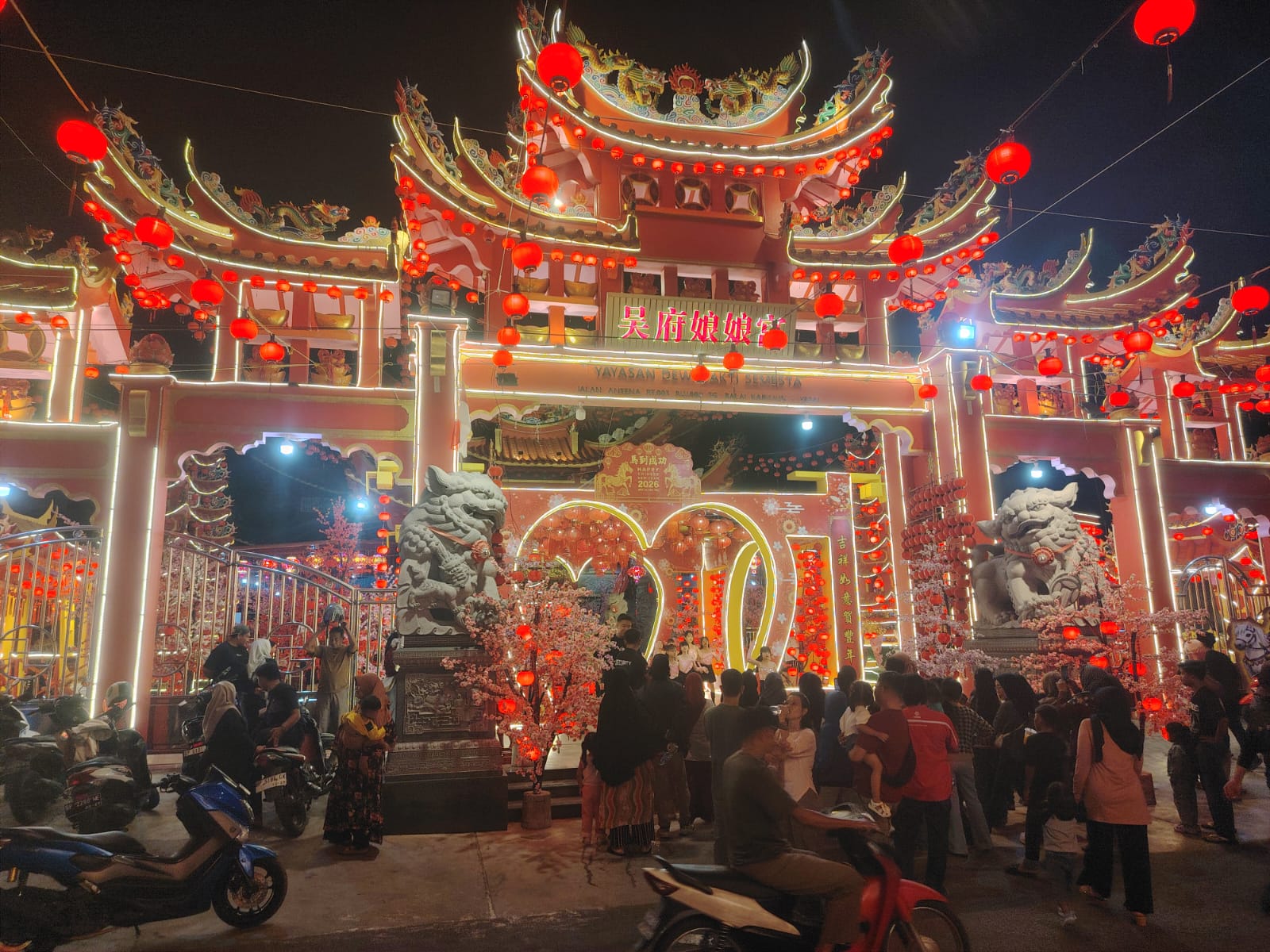 Suasana perayaam Imlek di Kampkong Meral, malam kemarin. (ft msaimi)